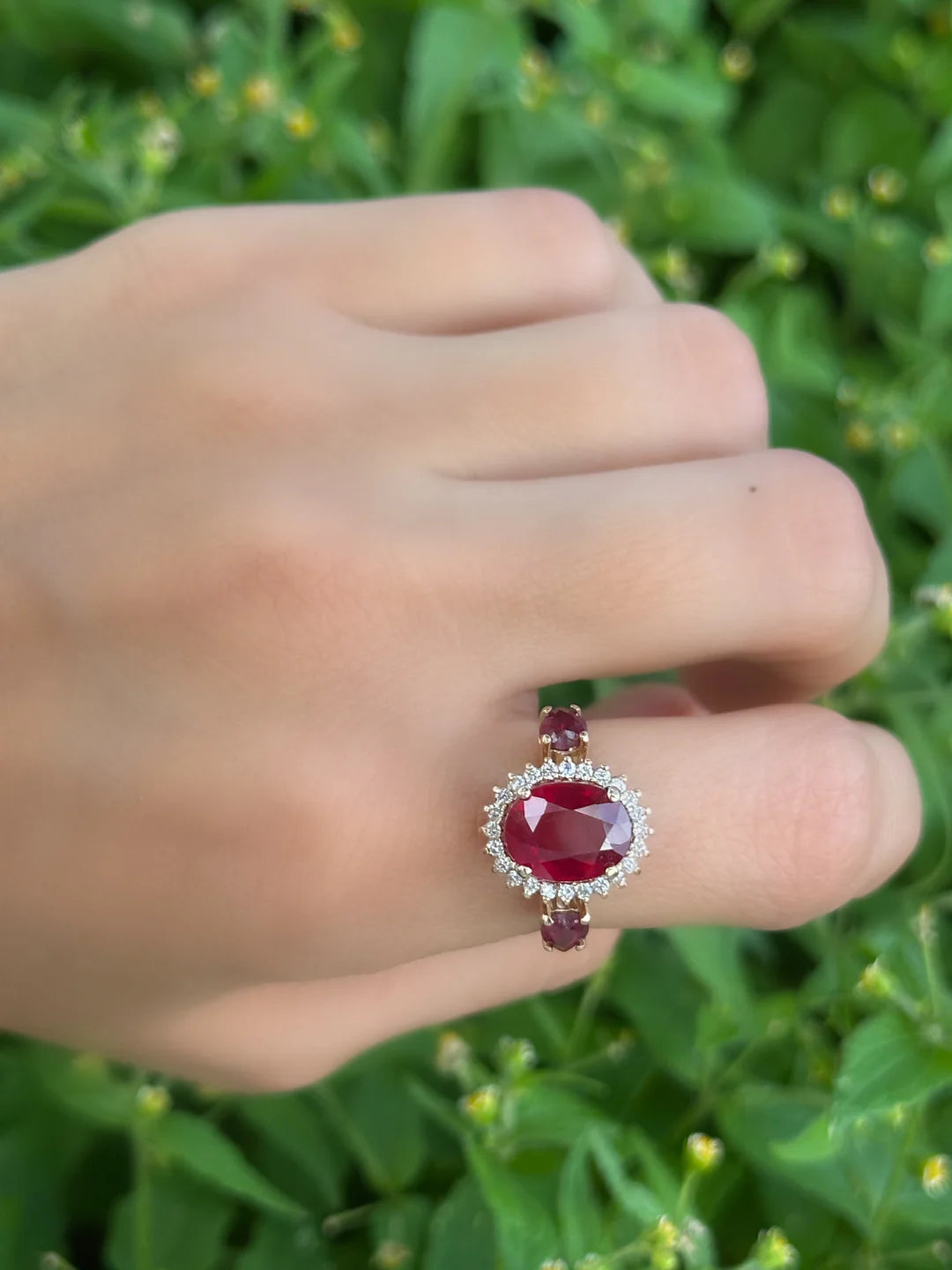 Anillo tipo Lady Di Rubí con corazones