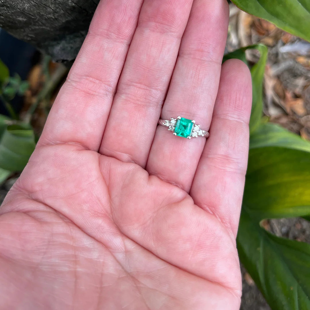 Anillo Esmeralda 0,8 Cts y diamantes