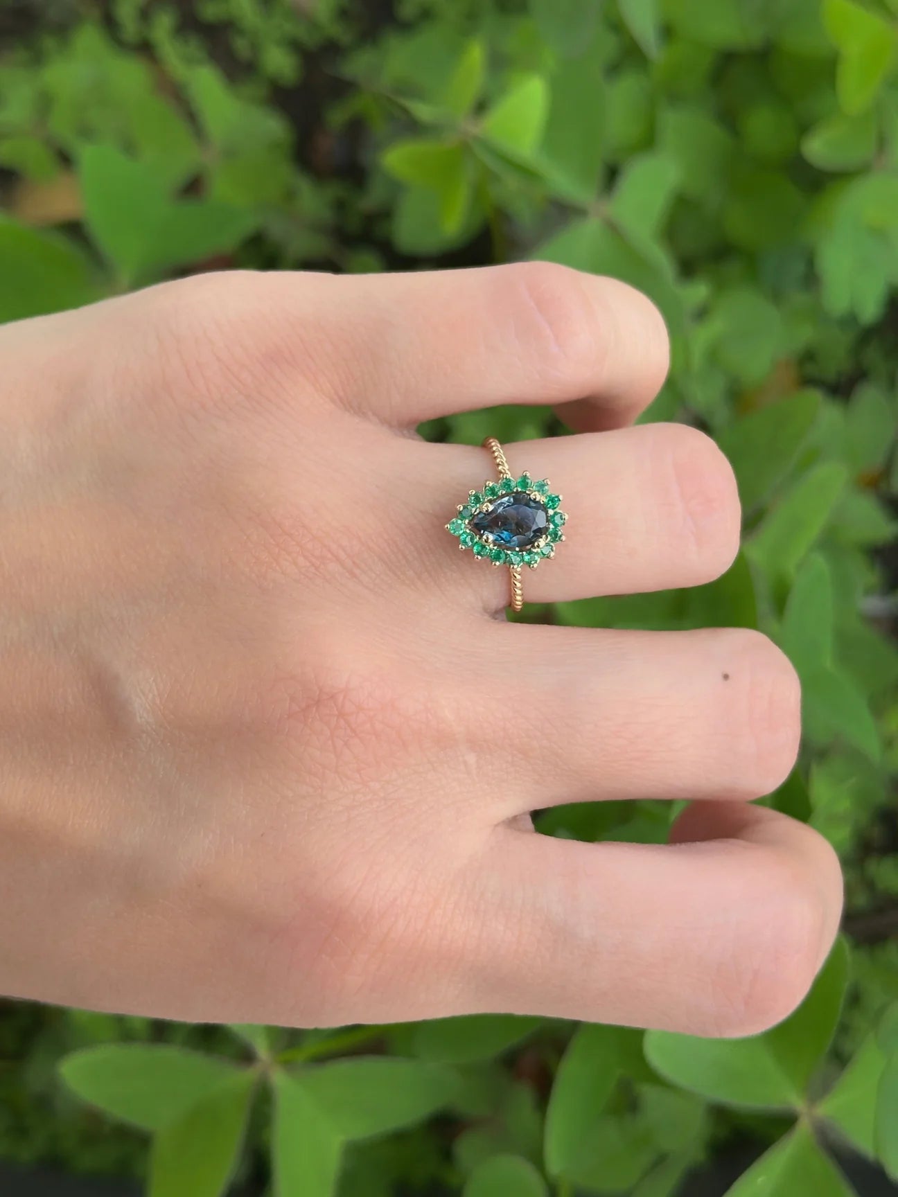 Anillo Hindi topacio london blue y esmeraldas