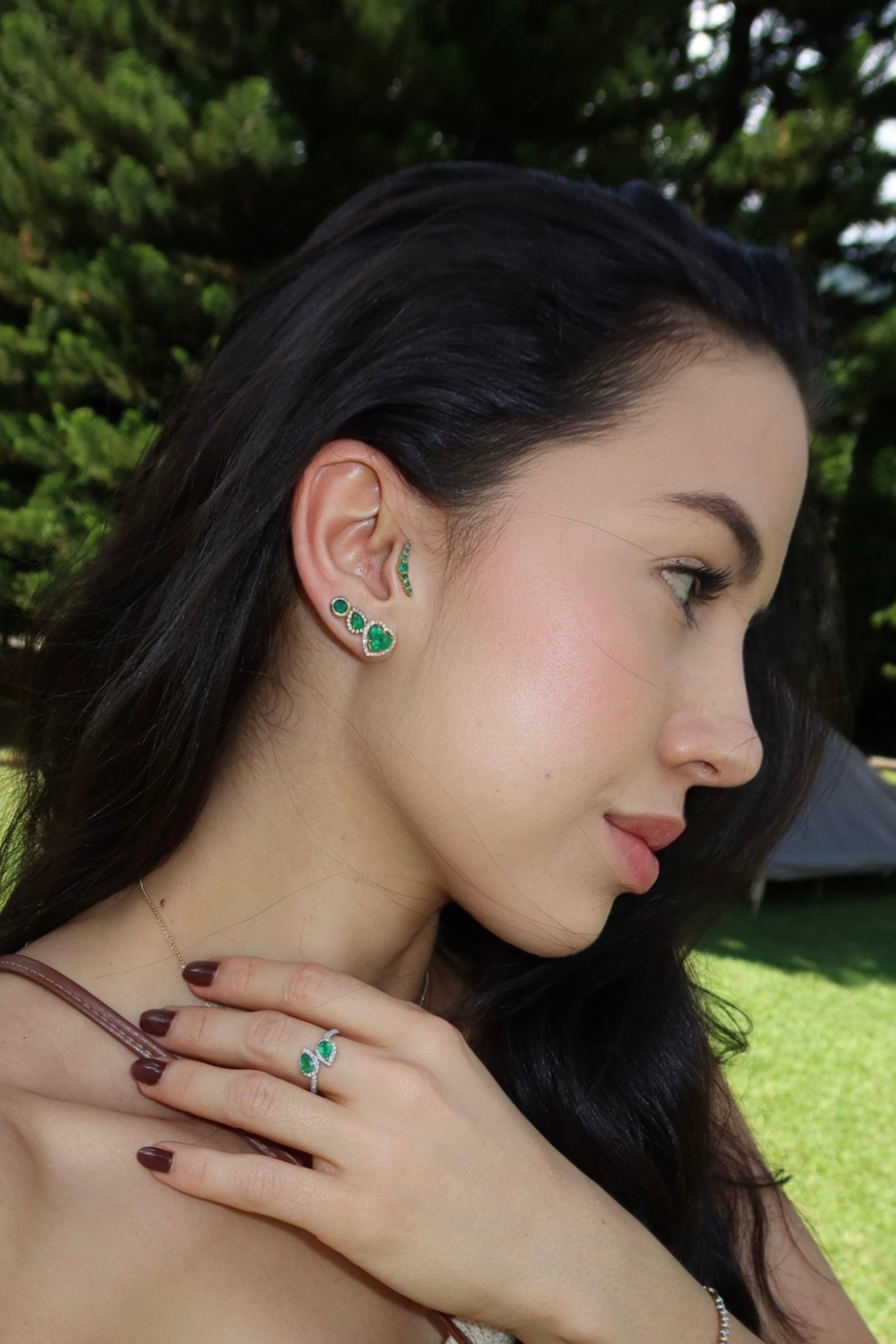 Aretes Esmeralda corazón con halo en diamantes.