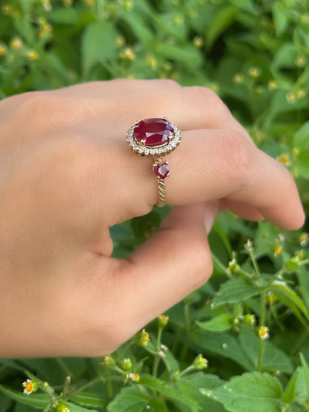 Anillo tipo Lady Di Rubí con corazones