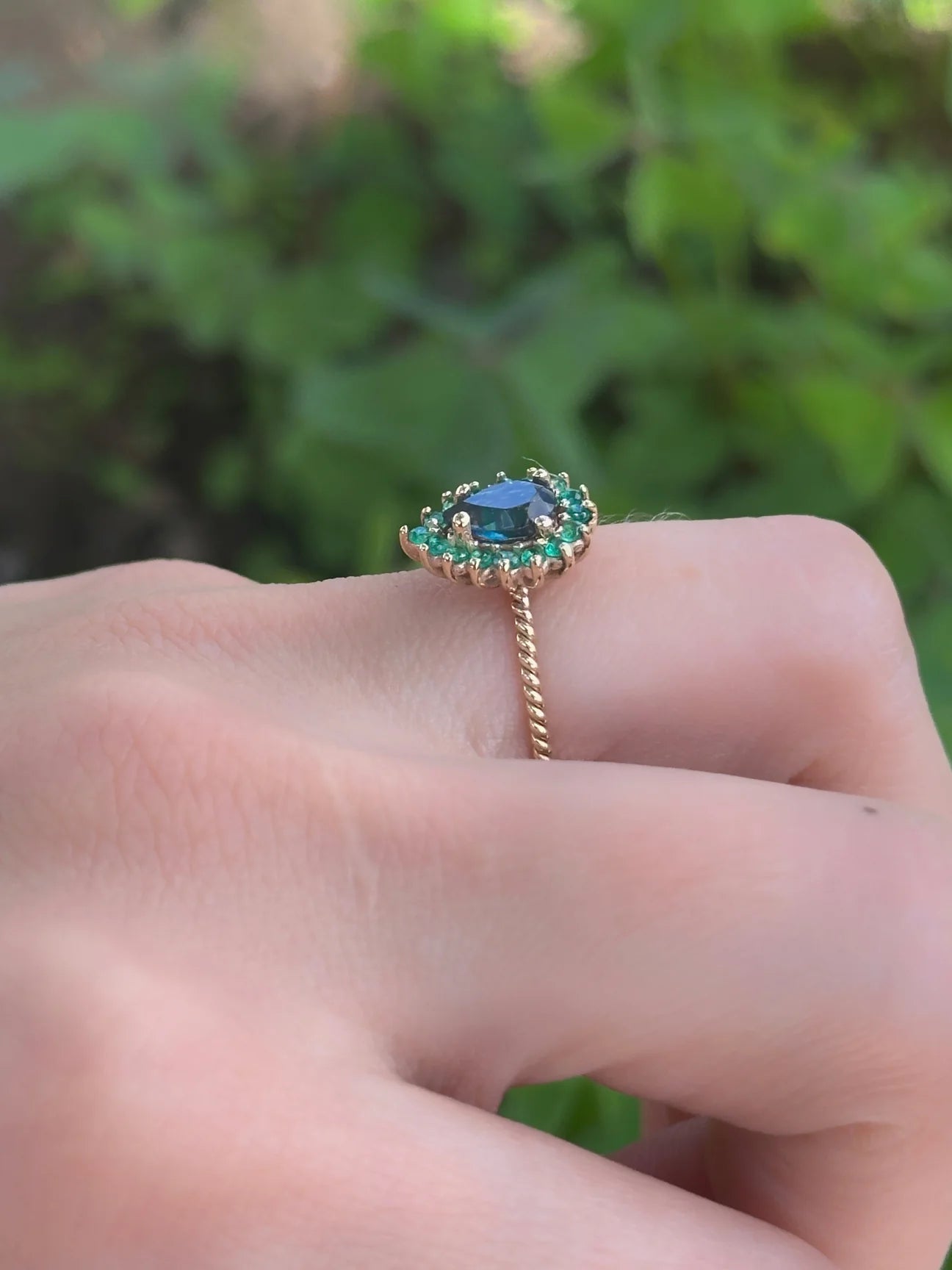 Anillo Hindi topacio london blue y esmeraldas