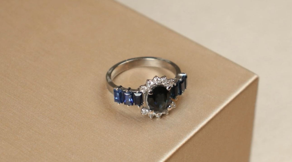 Anillo zafiro central oval y zafiros baggete con diamantes
