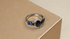 Anillo zafiro central oval y zafiros baggete con diamantes