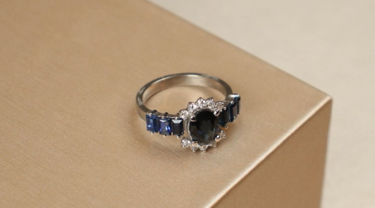 Anillo zafiro central oval y zafiros baggete con diamantes