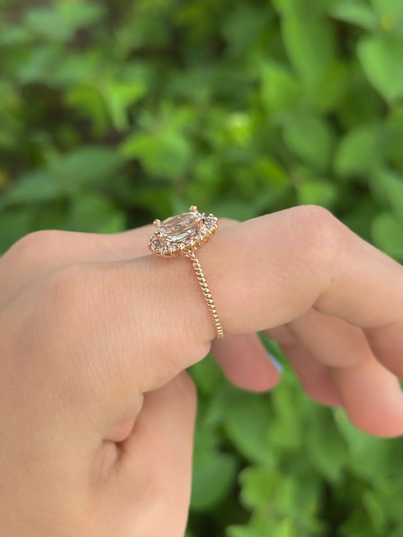 Anillo Antoniette Morganita con diamantes