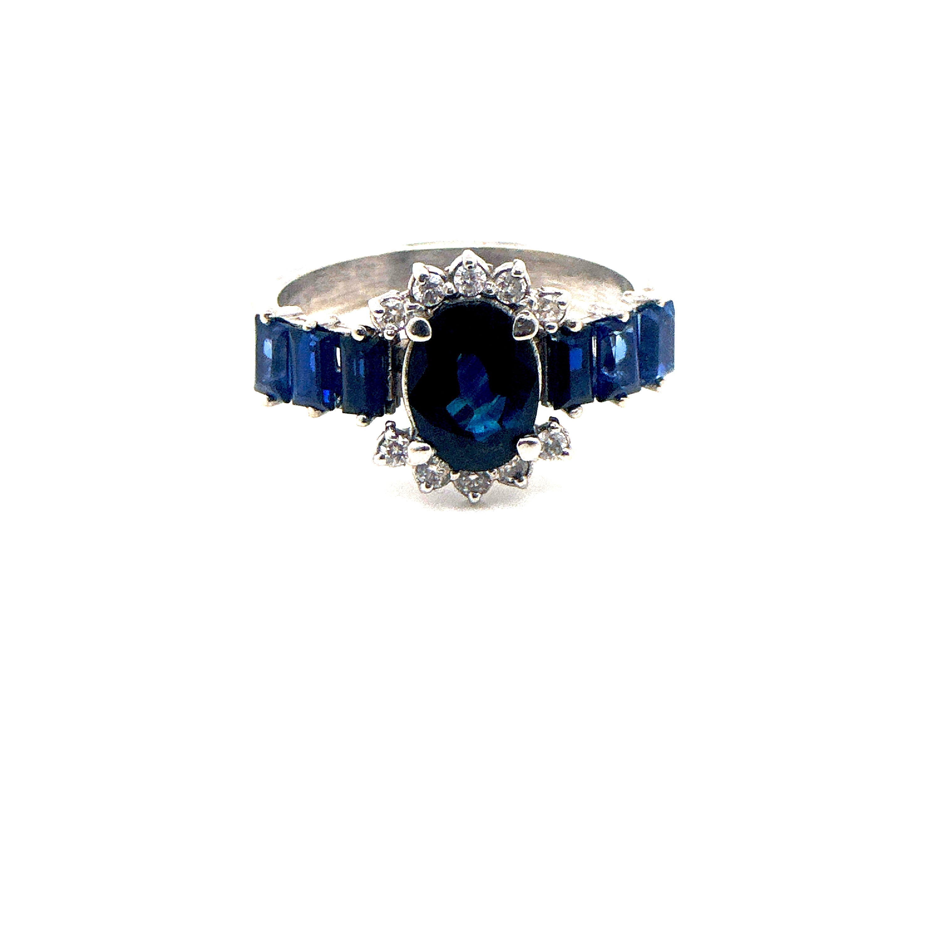 Anillo zafiro central oval y zafiros baggete con diamantes