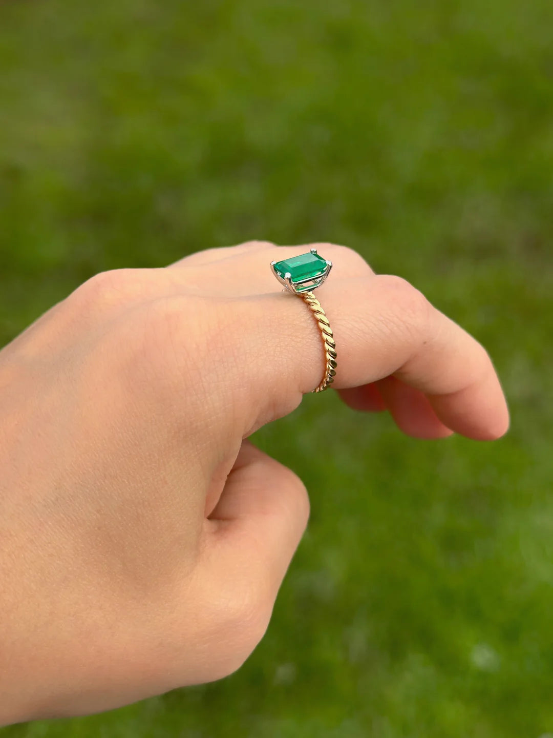 Anillo esmeralda 1,37cts - Oro amarillo y blanco