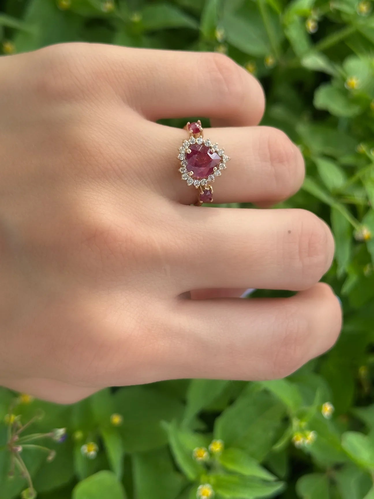 Anillo cluster rubí 7 mm y diamantes