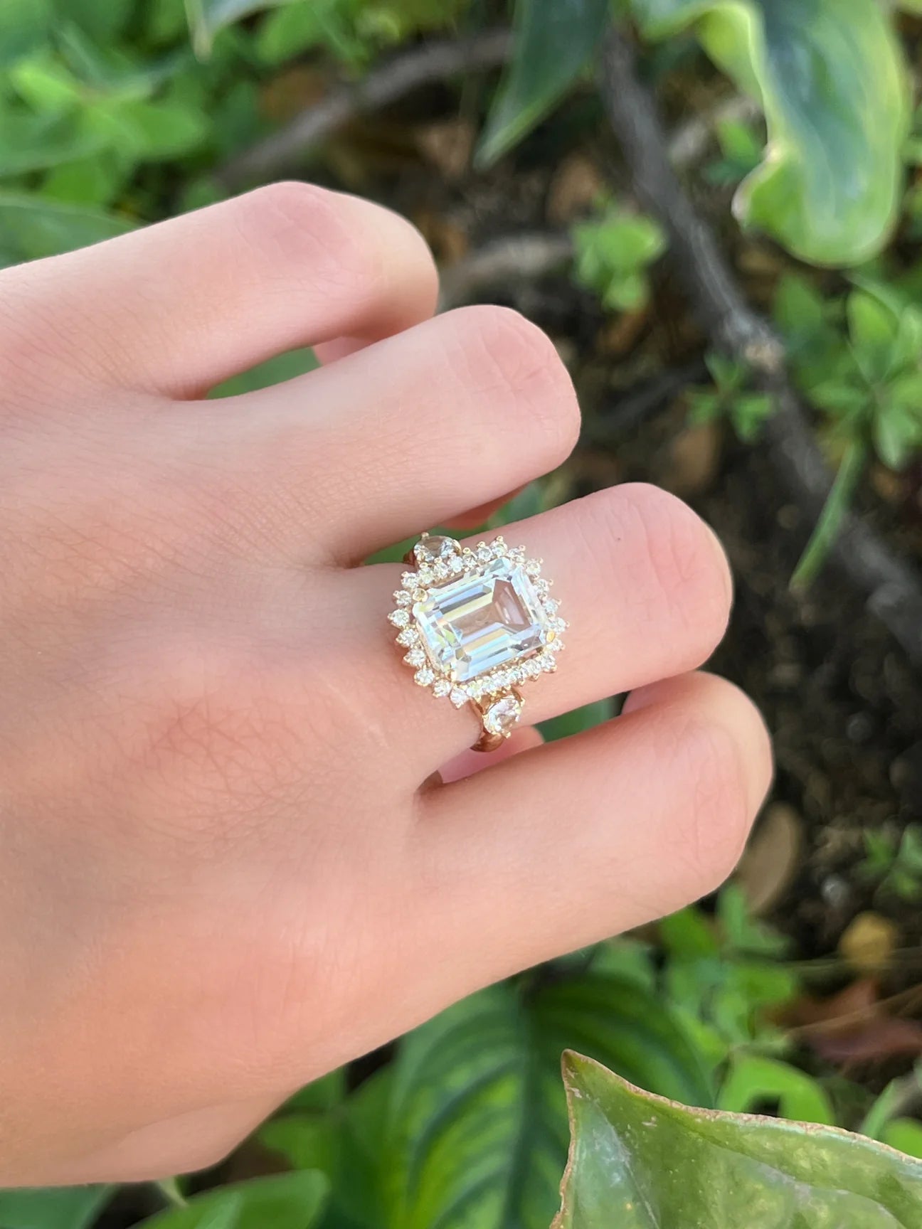 Anillo cluster Topacio blanco con zafiros blancos y diamantes