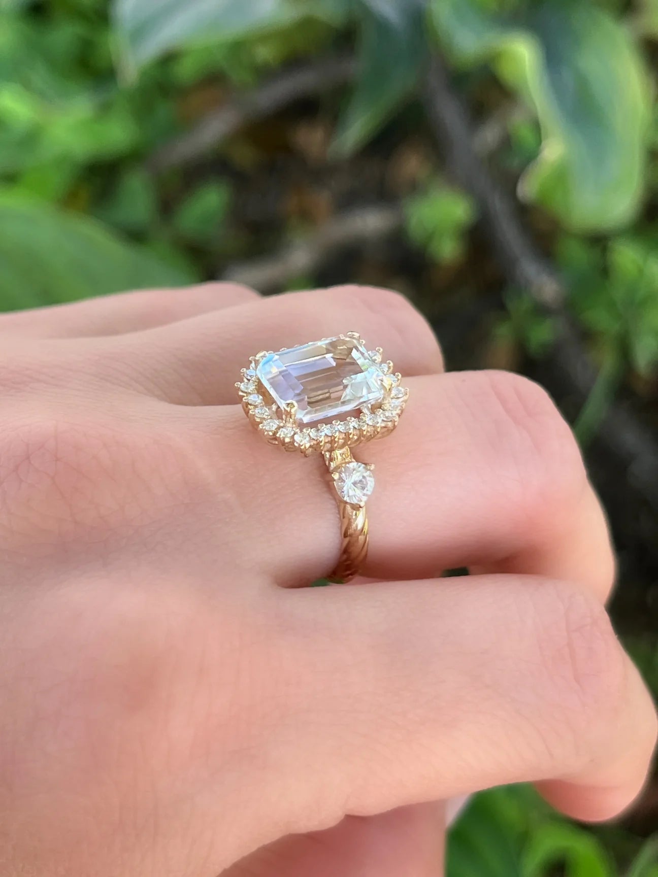 Anillo cluster Topacio blanco con zafiros blancos y diamantes