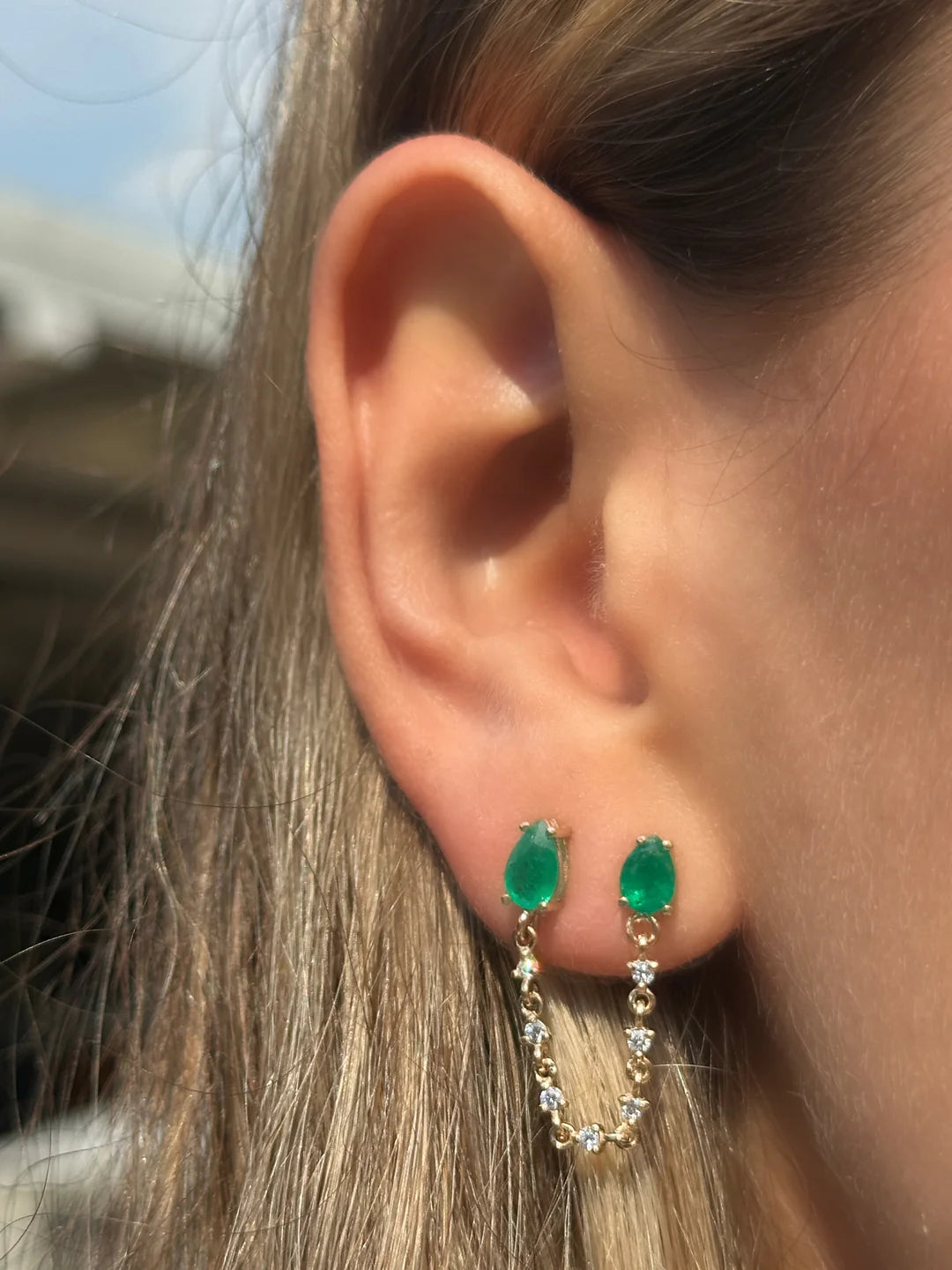 Cascada de diamantes con esmeraldas gota.