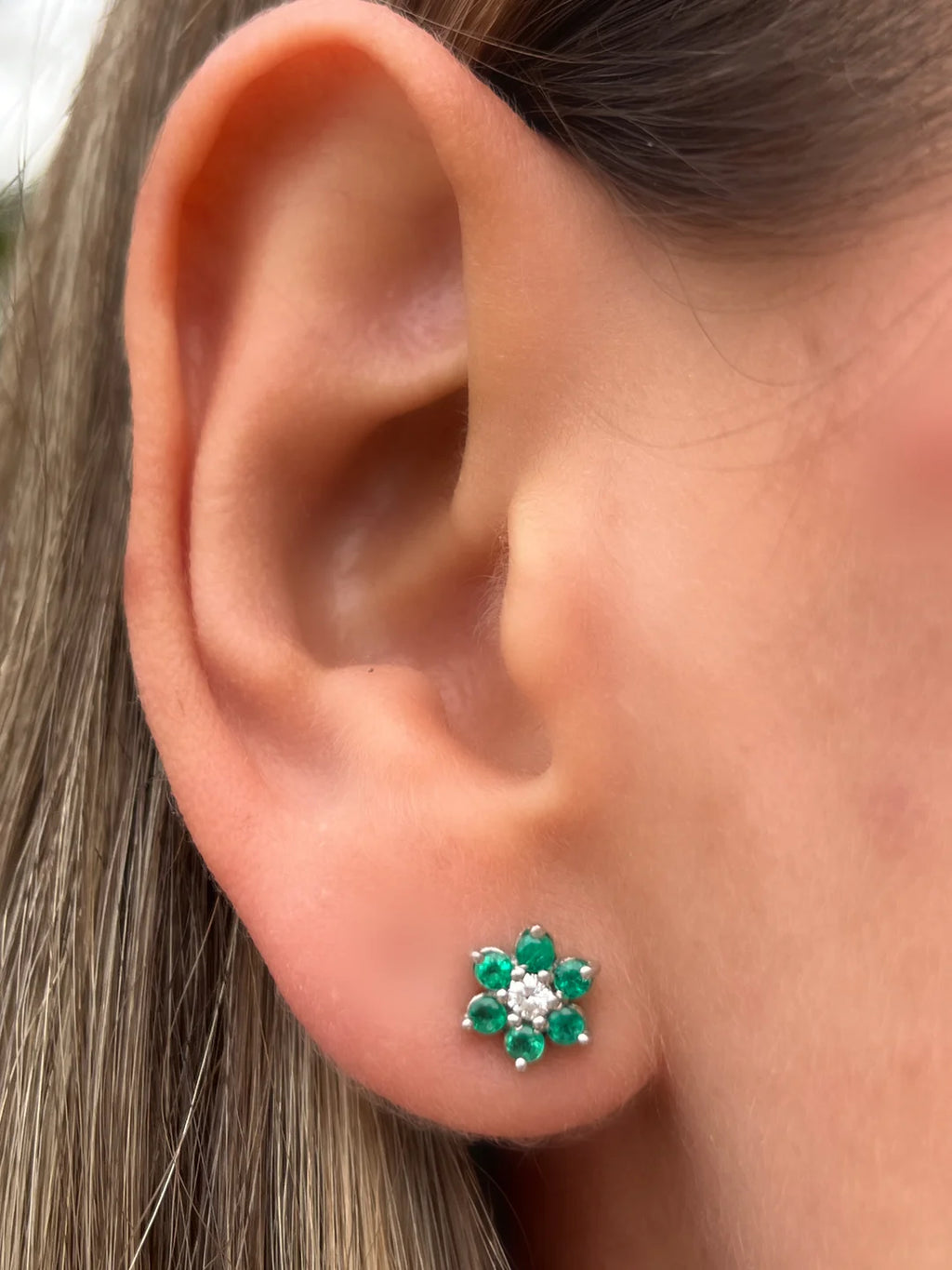 Aretes Margaret pétalos esmeralda - Oro blanco.