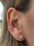 Aretes Love Moissanitas 4 mm - Oro blanco.