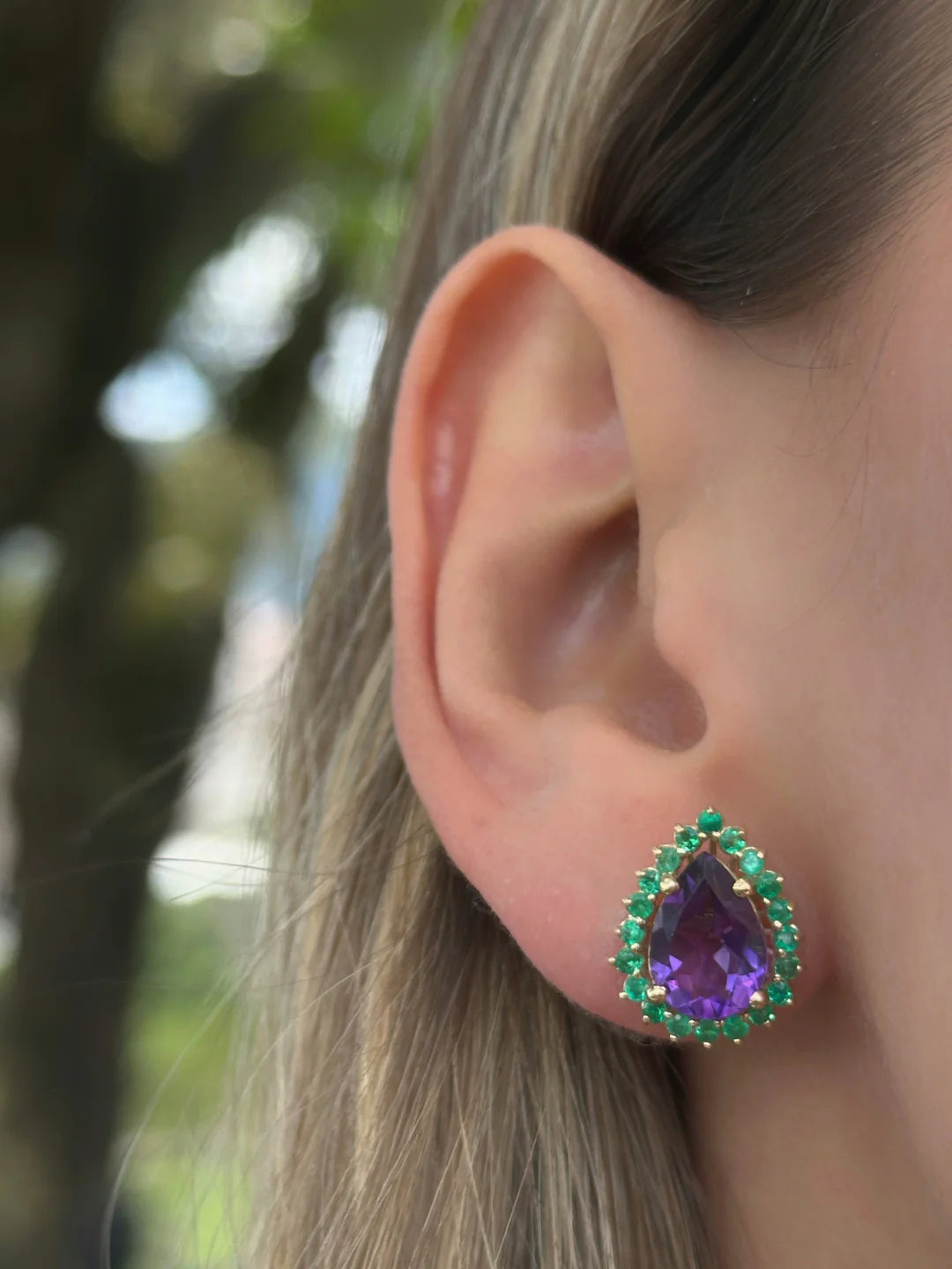 Aretes Hindi grandes amatista y esmeraldas.