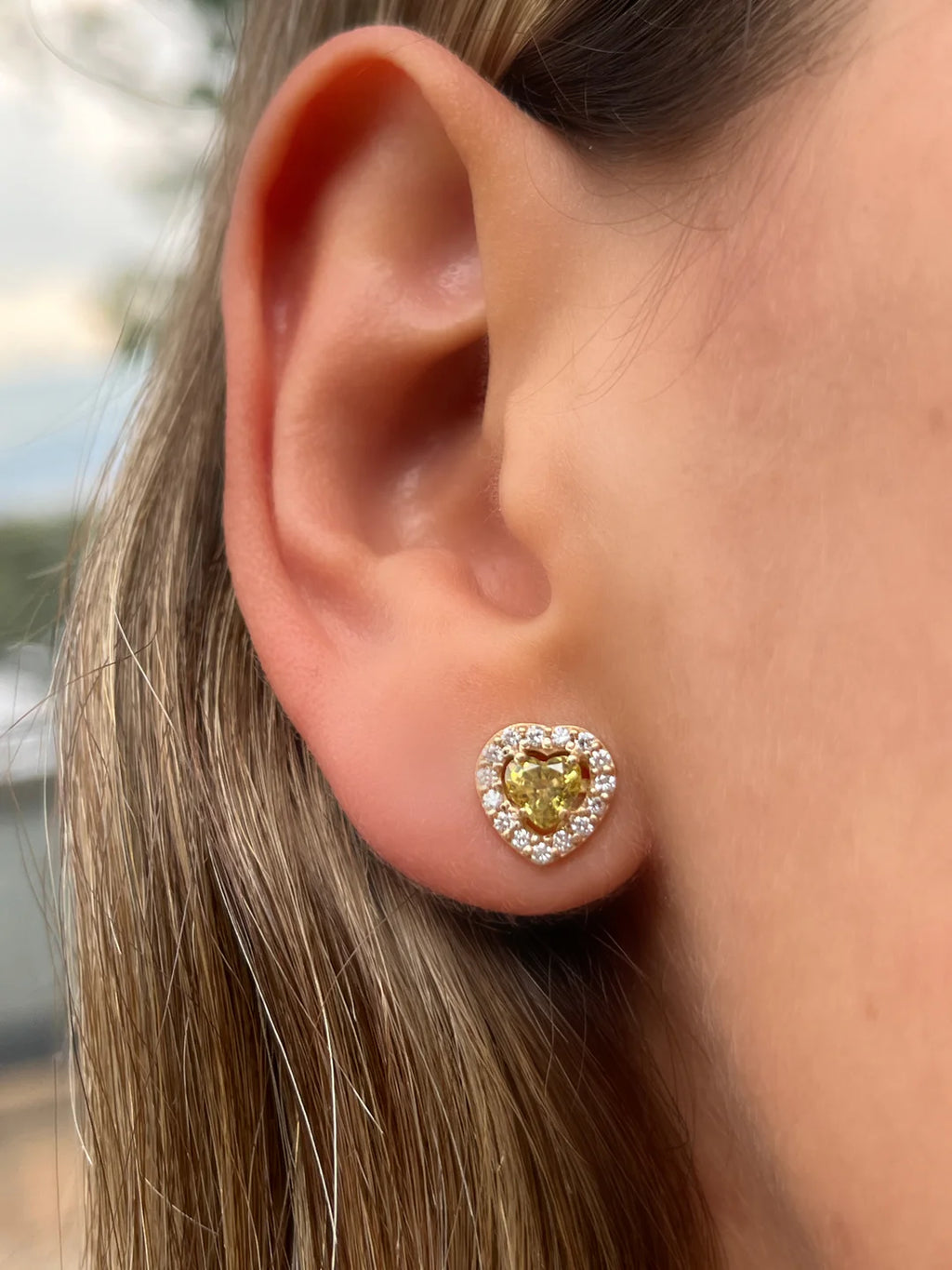 Aretes Zafiro amarillo halo en diamantes.