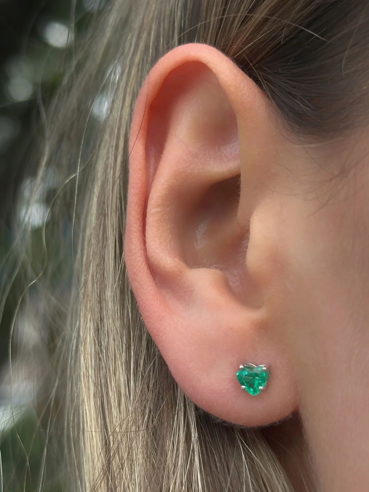 Aretes Esmeralda corazón - Oro blanco