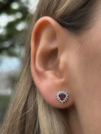 Aretes Camelia rubí corazón 4 mm - Oro Blanco