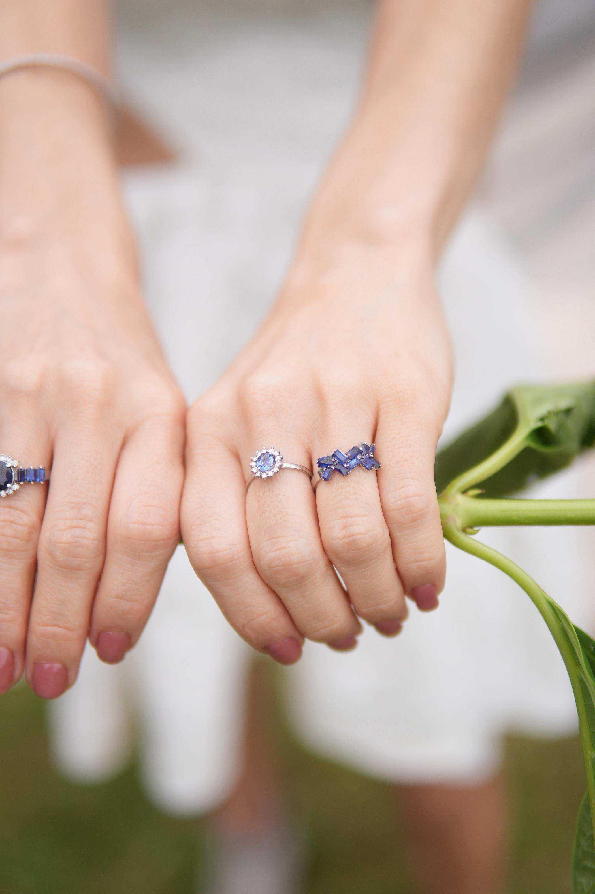 Anillo zafiro central oval y zafiros baggete con diamantes