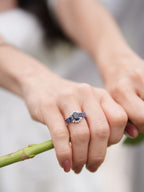 Anillo zafiro central oval y zafiros baggete con diamantes