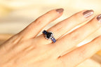 Anillo zafiro central oval y zafiros baggete con diamantes