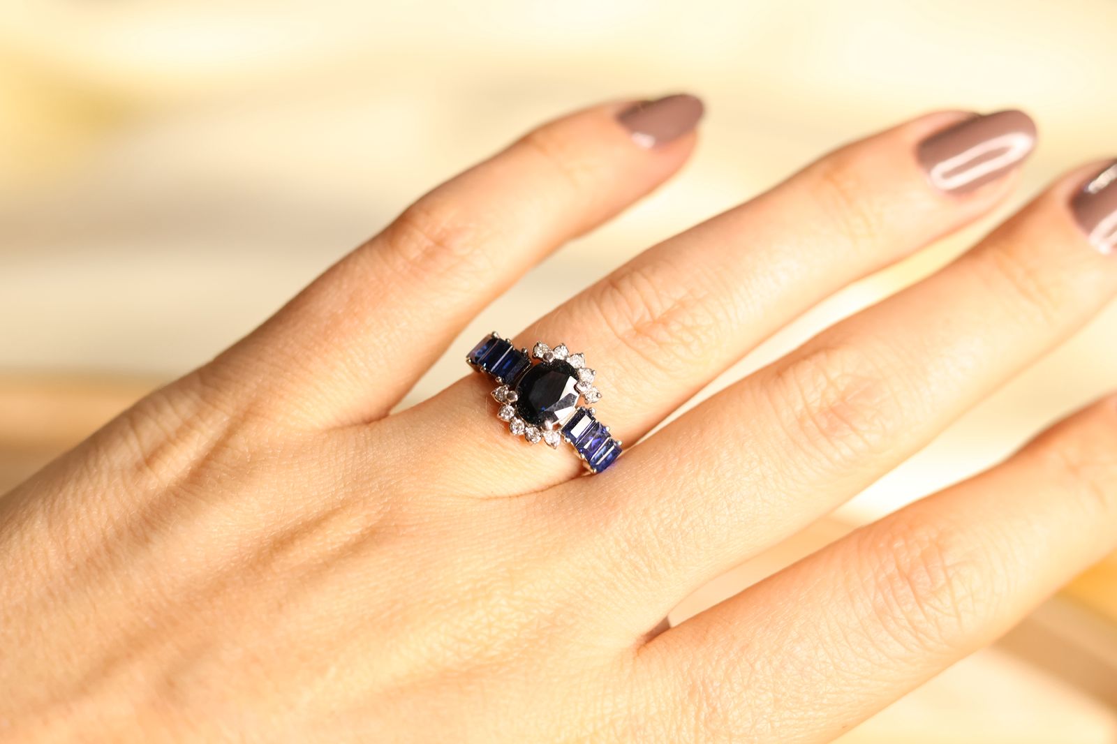 Anillo zafiro central oval y zafiros baggete con diamantes
