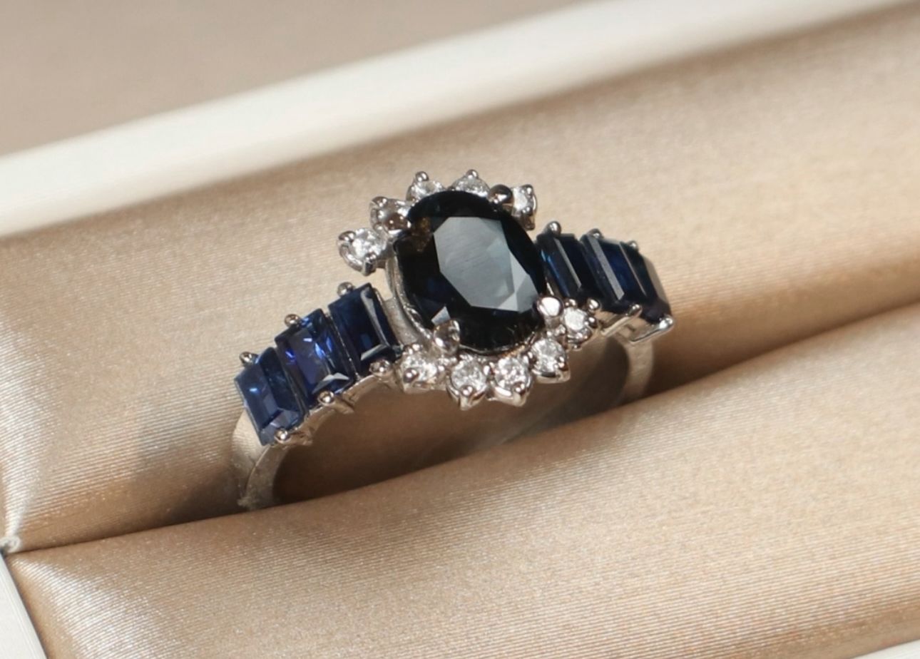 Anillo zafiro central oval y zafiros baggete con diamantes