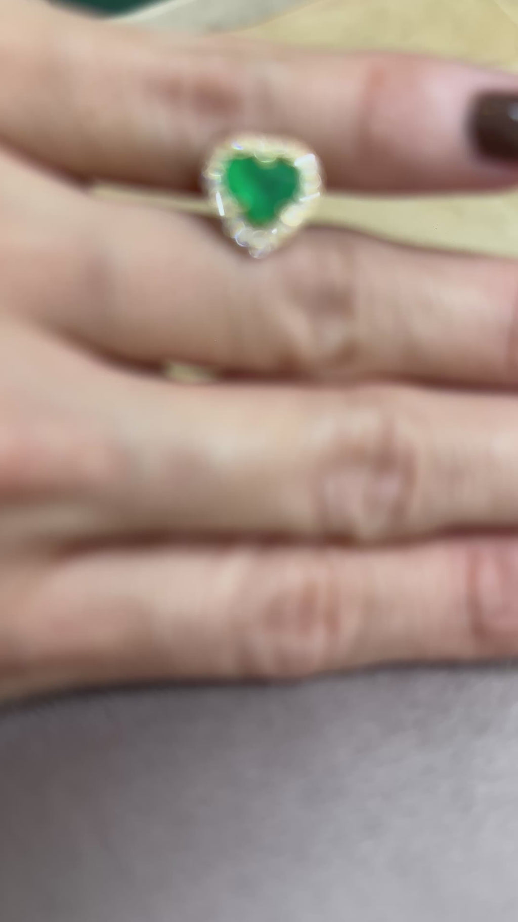 Aretes Esmeralda corazón con halo en diamantes.