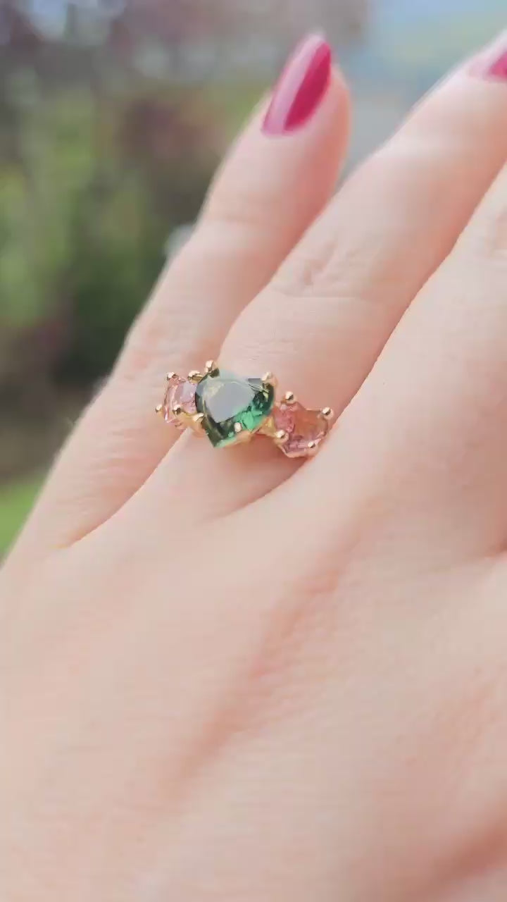 Anillo corazón Turmalina verde y turmalinas rosadas