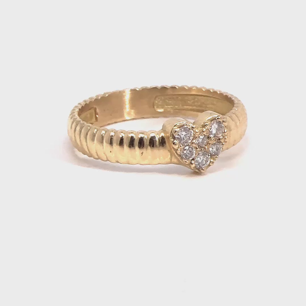 Anillo corazón con diamantes.
