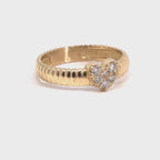 Anillo corazón con diamantes.