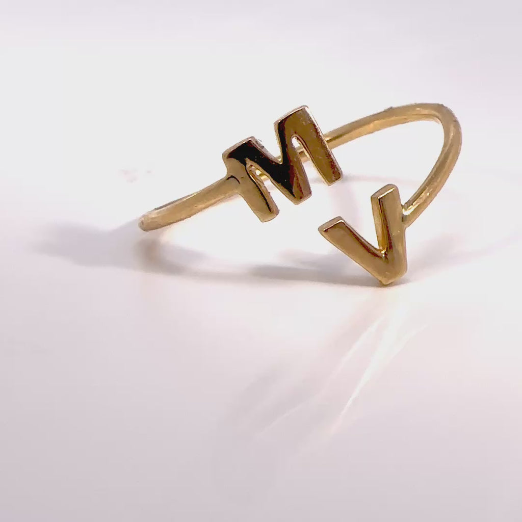 Anillo dos iniciales oro amarillo.