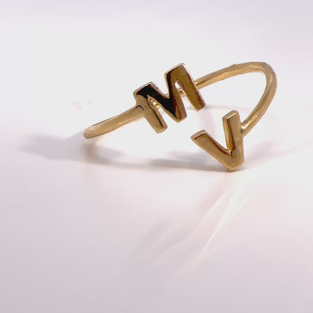 Anillo dos iniciales oro amarillo.