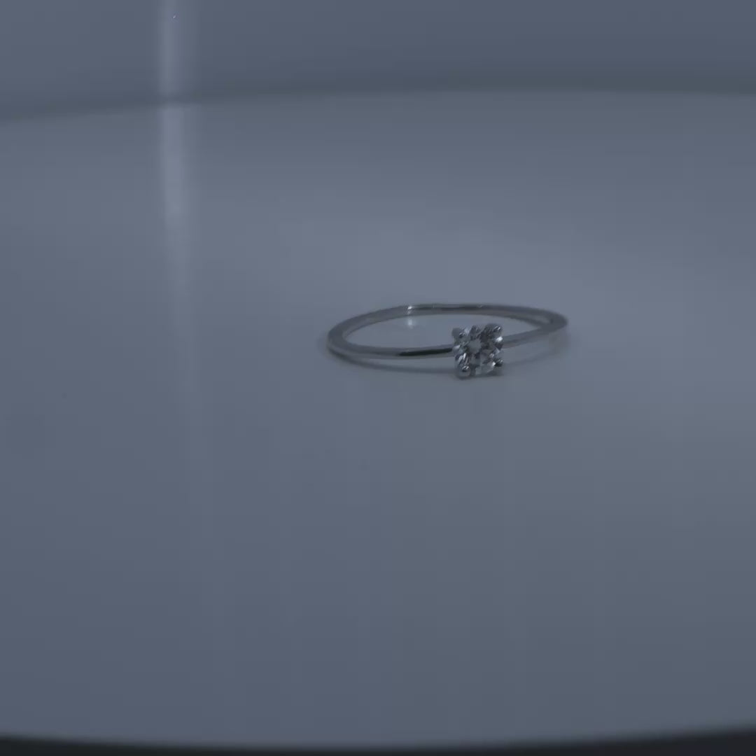 Anillo Solitario con diamante.