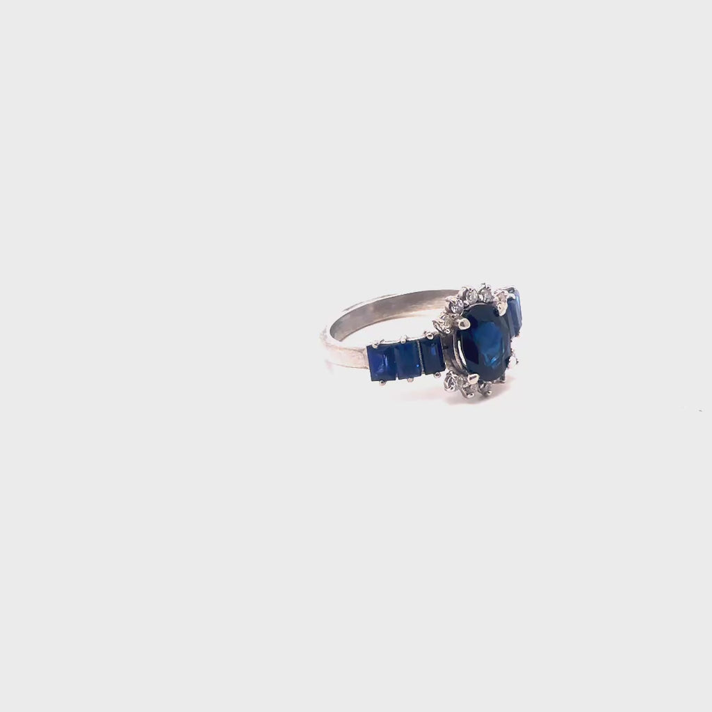 Anillo zafiro central oval y zafiros baggete con diamantes